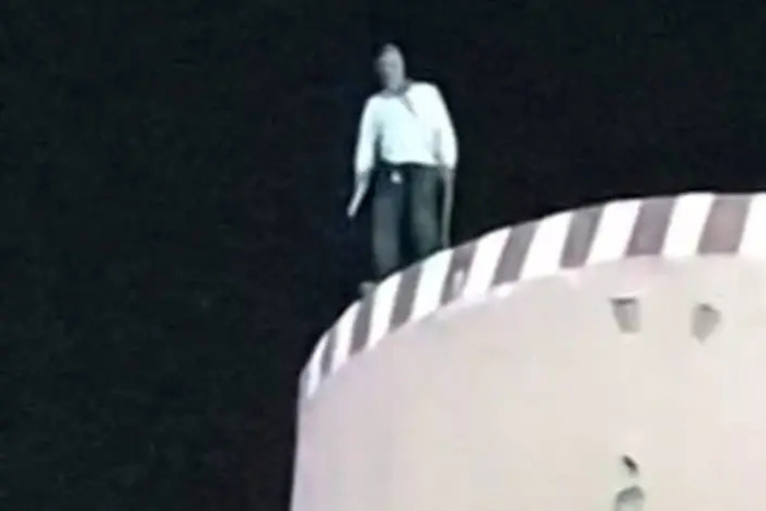 محاولة انتحار واحتجاز عنصر من الوقاية المدنية فوق خزان مياه ببني ملال تشعل تدخلا أمنيا معقدا محاولة انتحار واحتجاز عنصر من الوقاية المدنية فوق خزان مياه ببني ملال تشعل تدخلا أمنيا معقدا