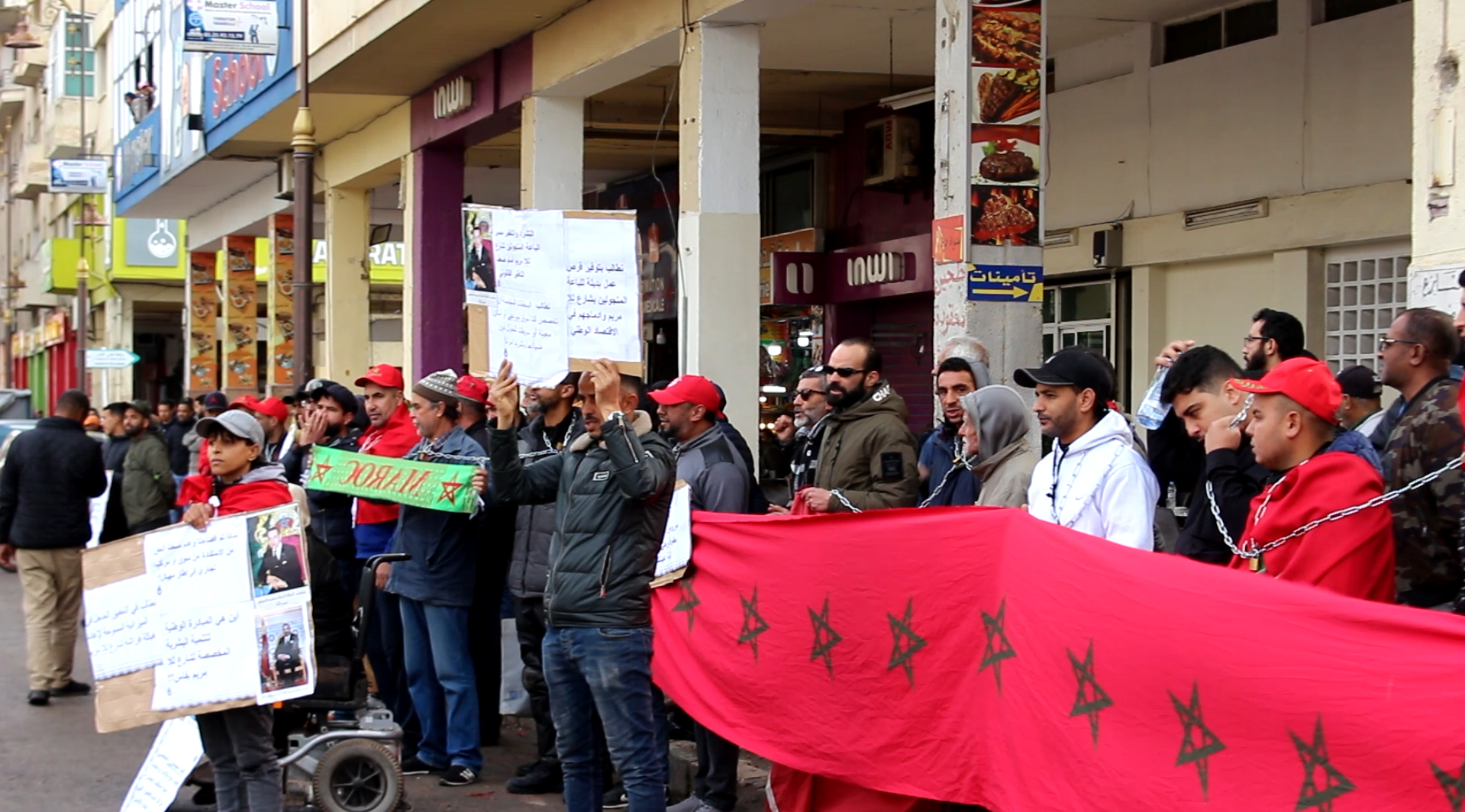 فاس: احتجاج المتضررين من عملية تحرير الملك العمومي ورسالتهم إلى المسؤولين