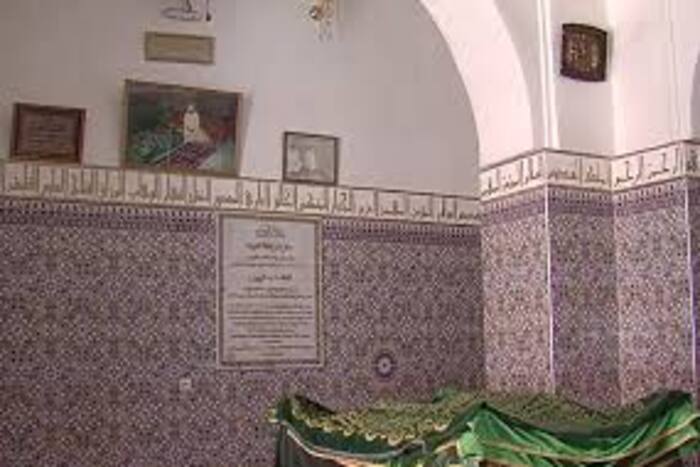 لجنة ملكية تسلم هبة مولوية لضريح الشيخ الزوين بعمالة مراكش لجنة ملكية تسلم هبة مولوية لضريح الشيخ الزوين بعمالة مراكش