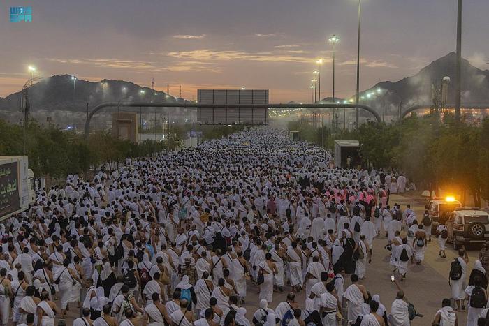 حجاج بيت الله ينفرون من مشعر عرفات إلى مزدلفة